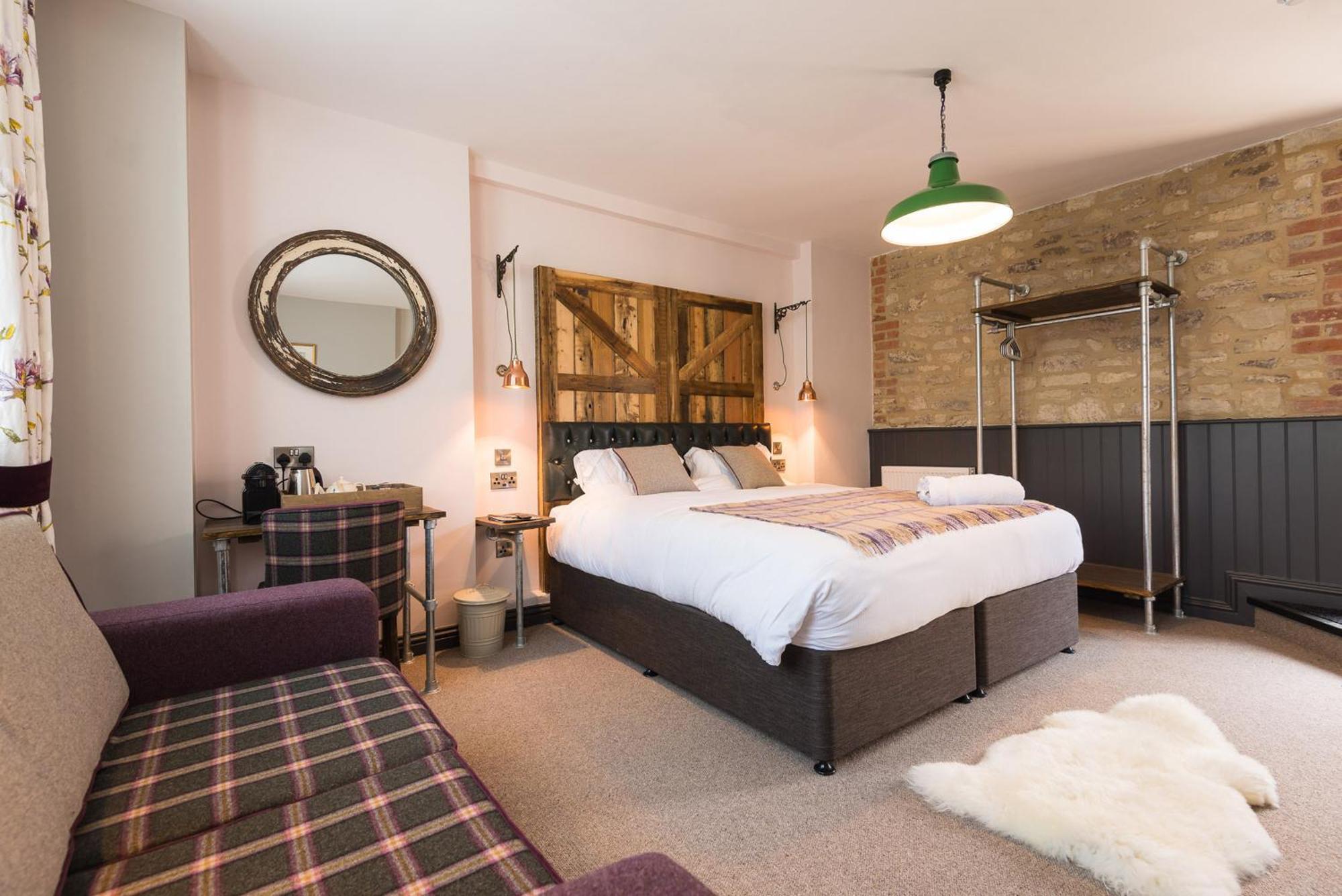 Helen Browning'S Royal Oak Hotel Swindon Room photo