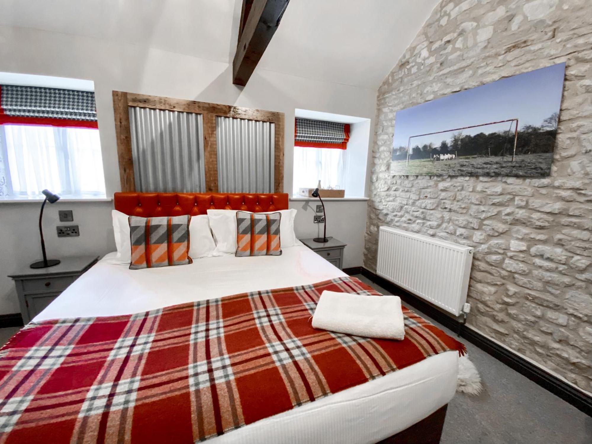 Helen Browning'S Royal Oak Hotel Swindon Room photo