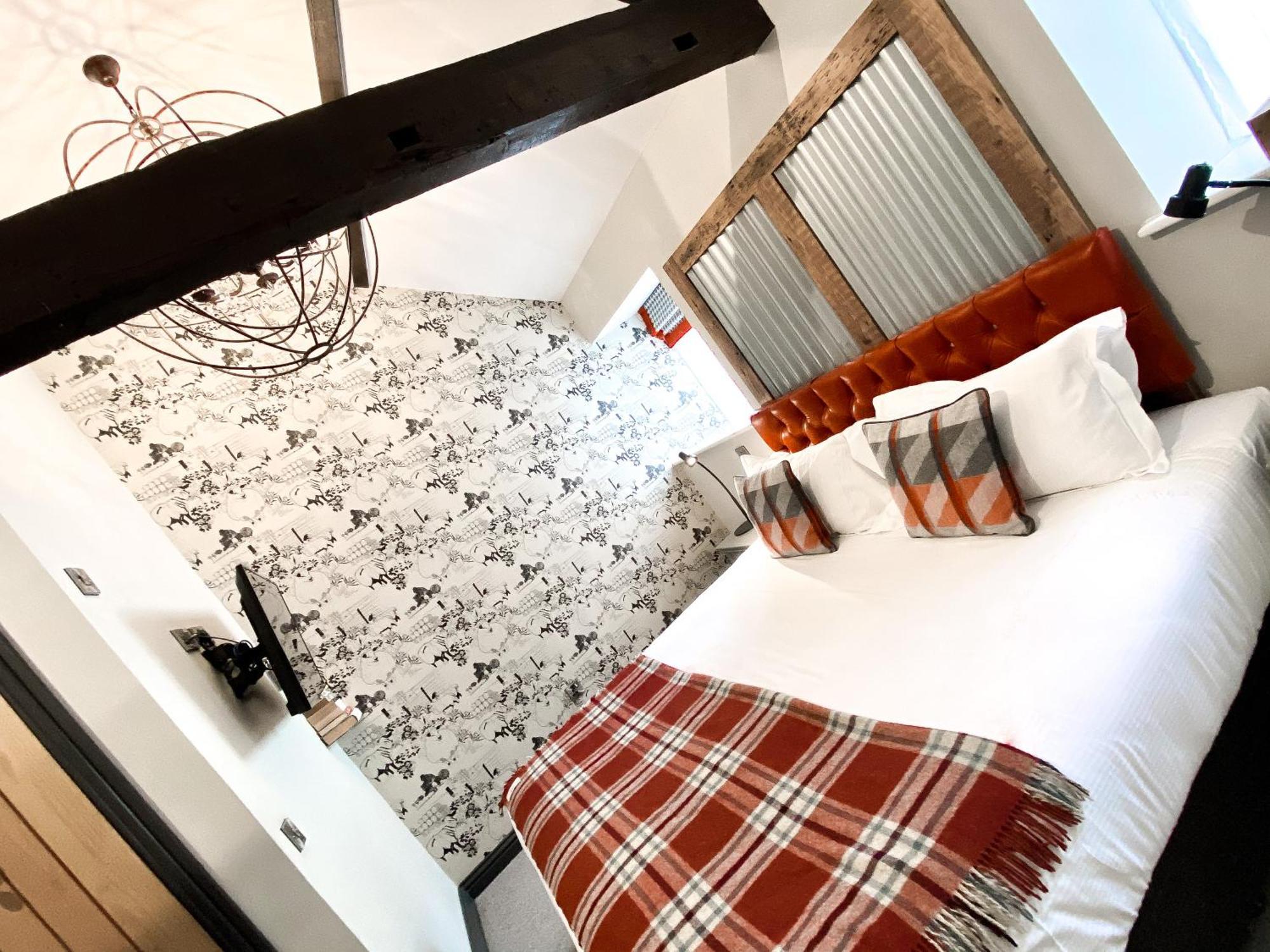 Helen Browning'S Royal Oak Hotel Swindon Room photo