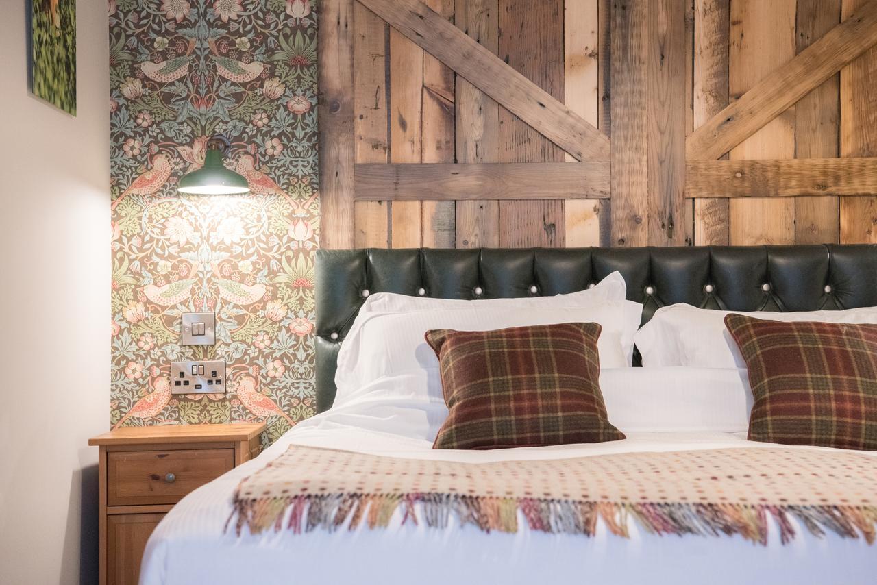 Helen Browning'S Royal Oak Hotel Swindon Room photo