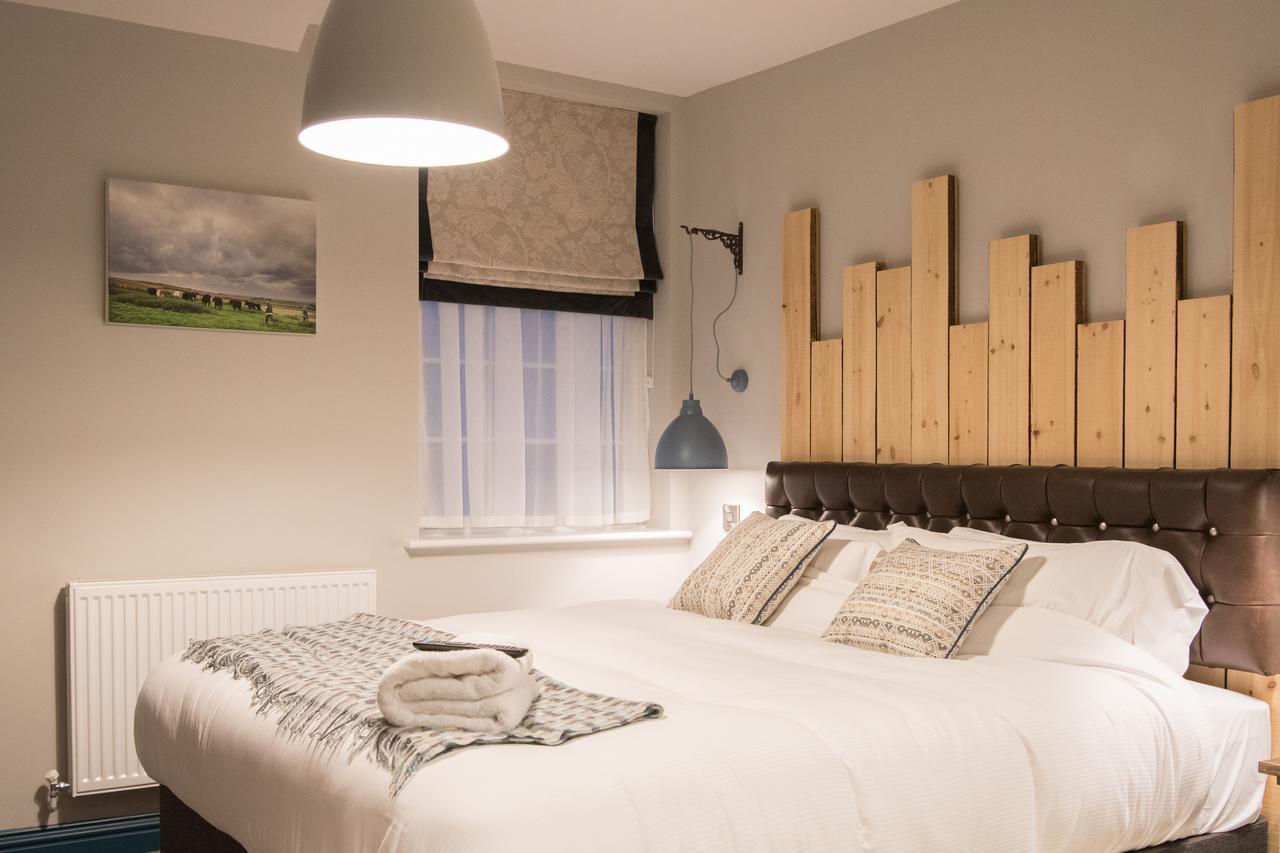 Helen Browning'S Royal Oak Hotel Swindon Room photo